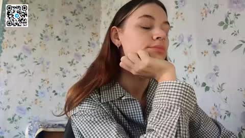 Snapshot of scarlet1flowers chatting on October 18, 2025, 8:15 am Kira online show from October 18, 2025, 8:15 am