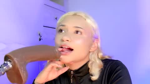 scarlet_gold online show from April 16, 2026, 2:34 am