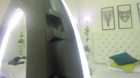 Snapshot of scarlet_stan22 chatting on January 18, 2025, 10:39 am Isa online show from January 18, 2025, 10:39 am