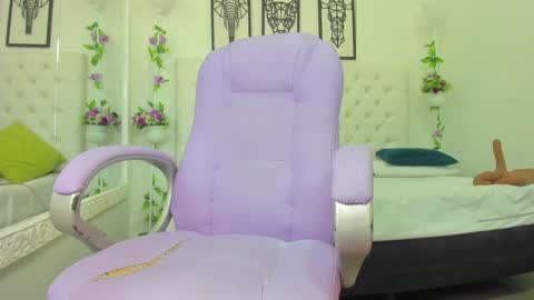 Snapshot of scarlet_stan22 chatting on January 21, 2025, 4:37 pm Isa online show from January 21, 2025, 4:37 pm