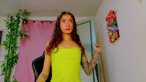 Snapshot of scarletjonesx chatting on April 27, 2026, 6:33 am Denis online show from April 27, 2026, 6:33 am
