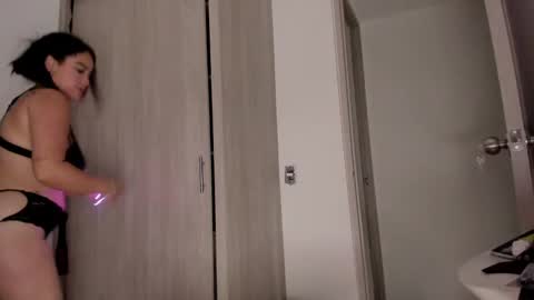 Snapshot of scarlett_diamond chatting on December 13, 2024, 12:42 am Scarlett Thumb up please help me 100 its important online show from December 13, 2024, 12:42 am