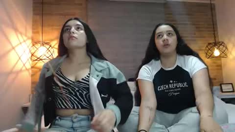 Scarlett and Jazmin online show from December 1, 2025, 10:09 am