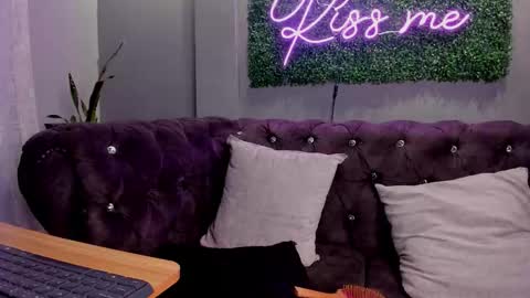 Scarlet online show from November 14, 2025, 2:27 pm