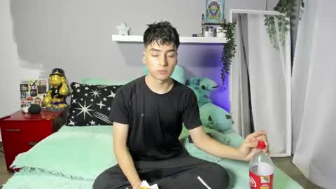 Snapshot of sebas_rosse chatting on June 20, 2026, 12:25 am sebastian online show from June 20, 2026, 12:25 am