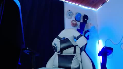 Snapshot of sebastian_025 chatting on December 15, 2025, 5:01 am Sebastian online show from December 15, 2025, 5:01 am