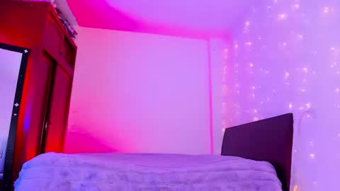     .  INDEPENDENT MODEL online show from July 9, 2026, 12:09 pm
