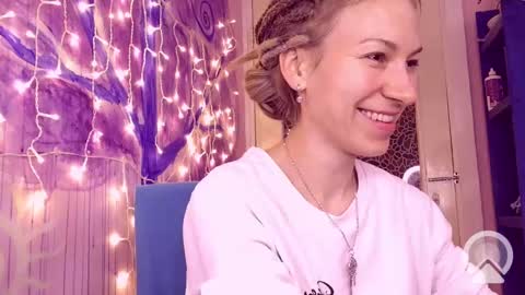 Helen online show from December 5, 2024, 3:28 pm