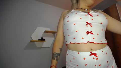 Yeyis  online show from January 22, 2025, 4:23 am