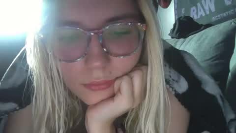 Snapshot of selenebaby chatting on January 1, 2025, 2:20 pm Selene online show from January 1, 2025, 2:20 pm