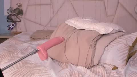 Selenee online show from February 23, 2025, 6:34 pm