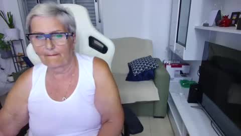 Snapshot of selenna57 chatting on May 25, 2026, 5:52 pm Selenna online show from May 25, 2026, 5:52 pm