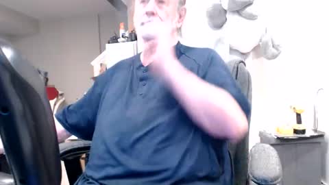Snapshot of selkie2s chatting on April 25, 2026, 4:04 pm selkie2s online show from April 25, 2026, 4:04 pm