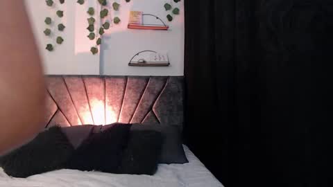 Camille and sophie online show from February 18, 2025, 4:26 am