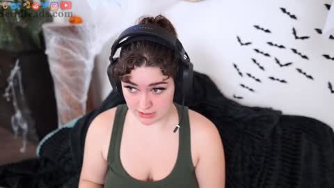 Snapshot of serareads chatting on October 29, 2025, 3:03 pm SeraReads online show from October 29, 2025, 3:03 pm