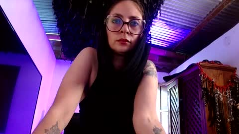 Snapshot of serena_xyz chatting on April 18, 2026, 7:58 pm Serena Xyz online show from April 18, 2026, 7:58 pm