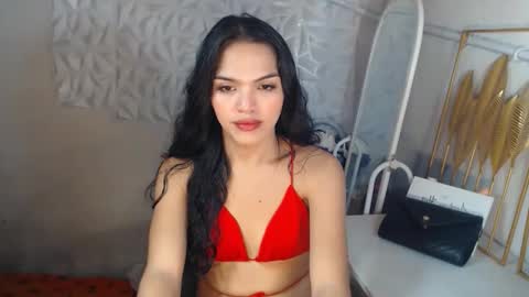 Snapshot of servicedoll18 chatting on June 6, 2026, 12:43 pm Bella online show from June 6, 2026, 12:43 pm
