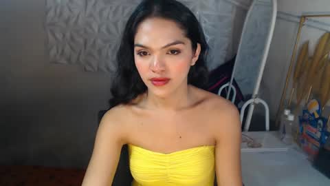 Snapshot of servicedoll18 chatting on June 12, 2026, 1:43 pm Bella online show from June 12, 2026, 1:43 pm