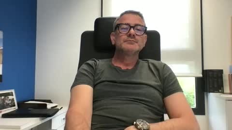 sesamechris92 online show from May 18, 2026, 4:13 pm