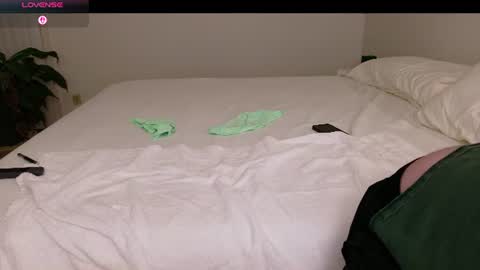 Violet online show from June 17, 2026, 4:04 am