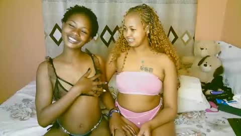 Snapshot of sexy_bluegirl chatting on October 7, 2025, 2:25 pm sexy_bluegirl online show from October 7, 2025, 2:25 pm