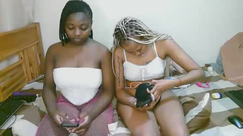 Snapshot of sexy_bluegirl chatting on April 14, 2026, 2:39 am sexy_bluegirl online show from April 14, 2026, 2:39 am