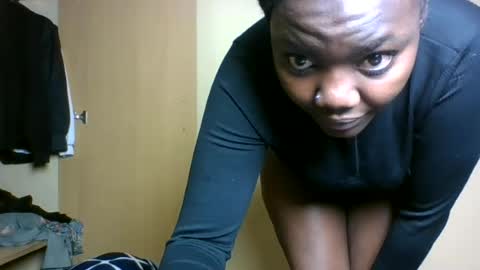 Snapshot of sexy_rue chatting on June 12, 2026, 12:09 am RUE online show from June 12, 2026, 12:09 am