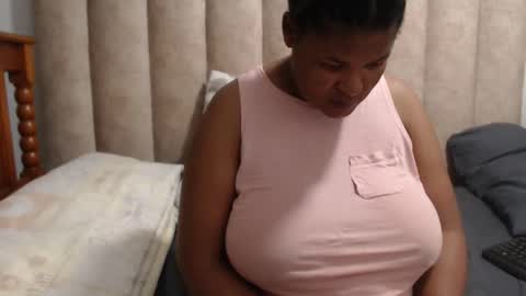 Snapshot of sexybustyxx chatting on October 7, 2025, 6:38 pm sexybustyxx online show from October 7, 2025, 6:38 pm