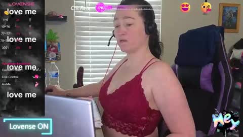 Snapshot of sexydistraction1 chatting on February 10, 2025, 4:36 pm SexyDistraction online show from February 10, 2025, 4:36 pm