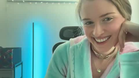 Snapshot of shadebabe chatting on May 31, 2026, 6:09 pm shadebabe online show from May 31, 2026, 6:09 pm