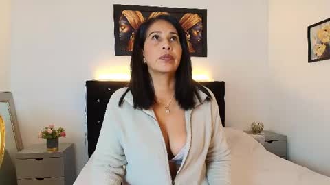 Snapshot of shanon_mature_ chatting on June 11, 2026, 12:32 am Shanon online show from June 11, 2026, 12:32 am
