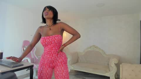 Snapshot of shantallknowless chatting on February 5, 2025, 1:33 pm ShantallKnowles online show from February 5, 2025, 1:33 pm