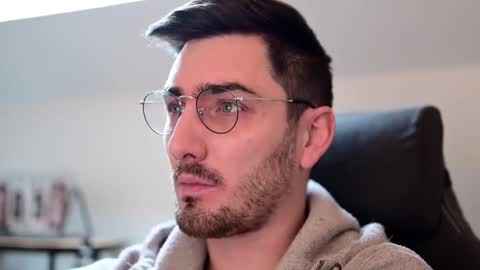 frenchy boy online show from December 4, 2024, 12:58 pm