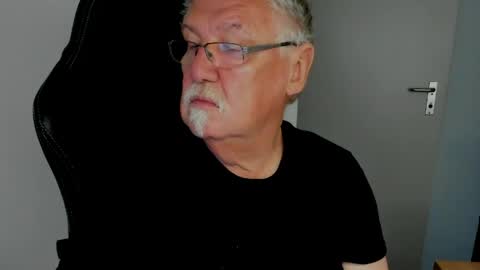 Snapshot of sharlots_pet chatting on May 4, 2026, 8:32 am sharlots_pet online show from May 4, 2026, 8:32 am
