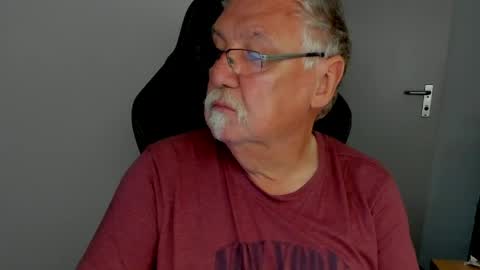Snapshot of sharlots_pet chatting on May 7, 2026, 10:42 am sharlots_pet online show from May 7, 2026, 10:42 am