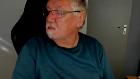 Snapshot of sharlots_pet chatting on May 8, 2026, 6:52 am sharlots_pet online show from May 8, 2026, 6:52 am