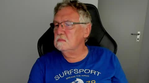 Snapshot of sharlots_pet chatting on June 5, 2026, 6:24 pm sharlots_pet online show from June 5, 2026, 6:24 pm