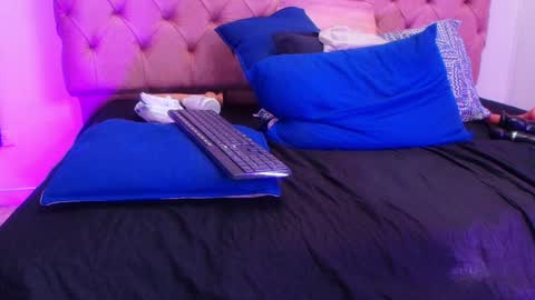 Snapshot of sharlott_kiss chatting on February 5, 2025, 6:04 pm Sharlott online show from February 5, 2025, 6:04 pm