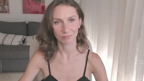 shesleepsnaked online show from October 1, 2025, 4:02 pm