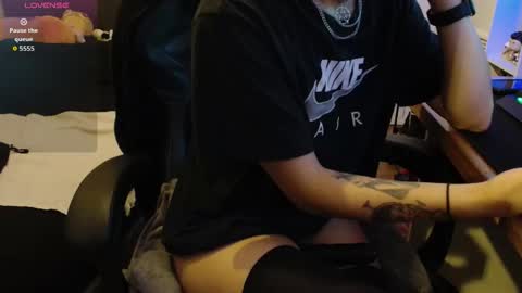 shinii0 online show from November 18, 2025, 3:49 pm