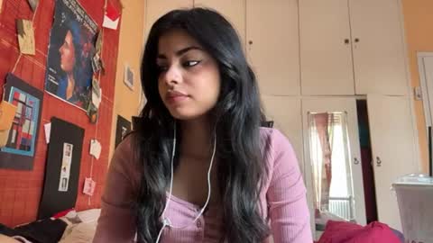 Snapshot of shirleendurrah chatting on April 15, 2026, 10:11 am Karin online show from April 15, 2026, 10:11 am