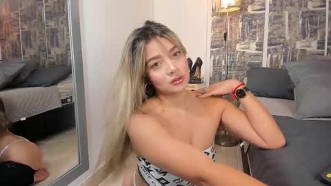 Snapshot of shofiavega chatting on October 17, 2025, 4:53 pm SHOFIA online show from October 17, 2025, 4:53 pm