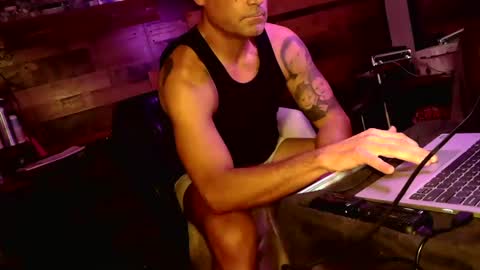 Snapshot of showingoff40 chatting on October 31, 2025, 1:23 pm Red4040 online show from October 31, 2025, 1:23 pm