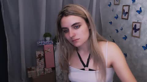 shy_sabrina_ online show from January 6, 2025, 1:52 pm