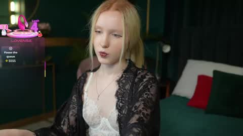 Snapshot of sia_hart chatting on April 20, 2026, 5:48 pm Sia online show from April 20, 2026, 5:48 pm