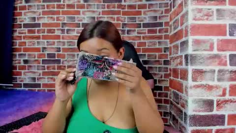 sienna_lux01 online show from March 18, 2026, 1:20 am