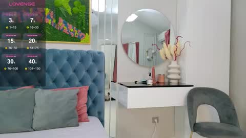 Sienna online show from October 7, 2025, 4:09 am