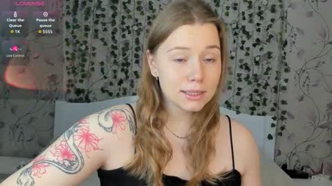 Snapshot of silent_princesses chatting on November 18, 2025, 5:01 am Chloe online show from November 18, 2025, 5:01 am