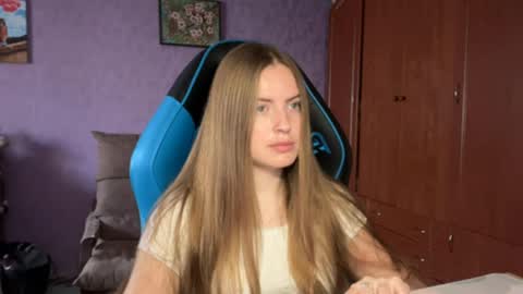 Snapshot of silksinner_ chatting on May 21, 2026, 7:37 am Erica online show from May 21, 2026, 7:37 am