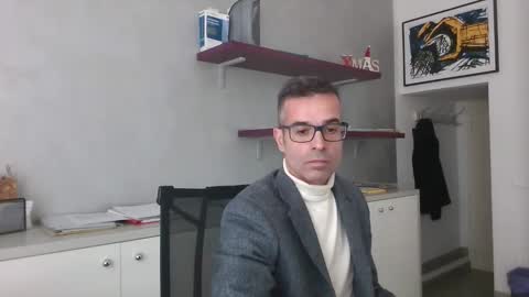 Snapshot of simmeturbate chatting on December 17, 2025, 10:21 am Italiandaddyitalydickassbottomassholecomshowmasturbatenudeboyitalyatleticcutemuscolarhardcockdickboy online show from December 17, 2025, 10:21 am